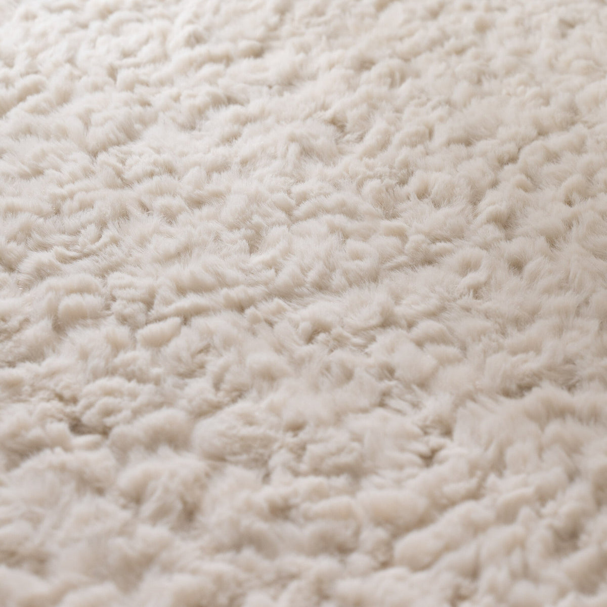 Round Fluffy Rug – Bobby White