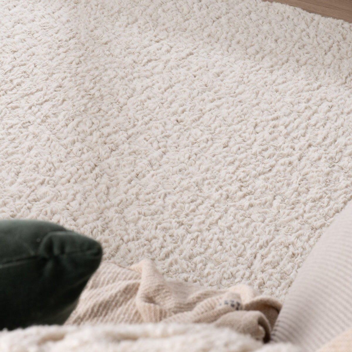 Round Fluffy Rug – Bobby White